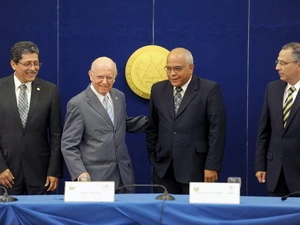 Đại diện chính phủ Cuba và El Salvador chụp ảnh kỷ niệm sau lễ ký Hiệp định thương mại. (Nguồn: Getty Images)
