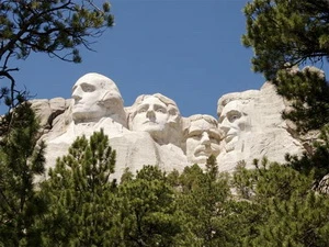 Gương mặt của 4 tổng thống Mỹ được khắc trên núi Rushmore - điểm du lịch nổi tiếng ở Mỹ. (Nguồn: Internet) 