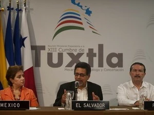 Ngoại trưởng Mexico Patricia Espinosa (bên trái) và người đồng cấp Panama Roberto Henríquez (bên phải) tại Hội nghị Tuxtla. (Nguồn: Getty Images) 