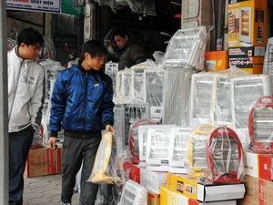 Khách hàng chọn mua thiết bị sưởi ấm tại một cửa hàng trên phố Nguyễn Lương Bằng, Hà Nội. (Ảnh: Danh Lam/TTXVN)