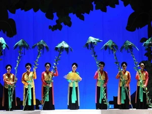 Một cảnh trong vở diễn "Thương nhớ trầu cau" do các nghệ sỹ Nhà hát chèo quân đội biểu diễn. (Ảnh: Minh Đức/TTXVN)