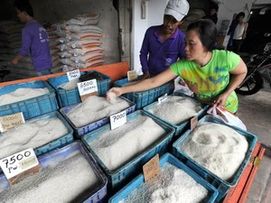 Người dân chọn mua gạo tại một khu chợ ở Jakarta. (Nguồn: AFP/TTXVN)