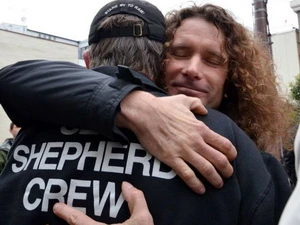 Thành viên của nhóm Sea Shepherd chúc mừng Erwin Vermeulen (bên phải) sau khi anh này được tòa xử trắng án. (Nguồn: france24)