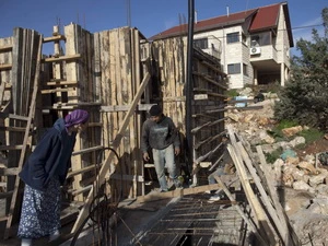 Công nhân xây dựng Palestine thi công nhà mới tại khu định cư Do Thái Shilo ngày 22/2. (Nguồn: AFP/TTXVN)