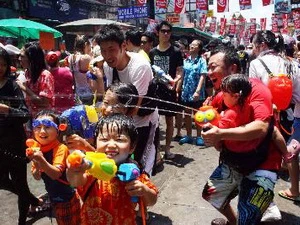 Người dân Thái Lan té nước cầu chúc may mắn trong Tết Songkran ở thủ đô Bangkok ngày 13/4. (Nguồn: THX/TTXVN)