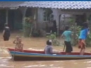 Người dân phải dùng thuyền để đi lại trong những ngày mưa lũ. (Nguồn: Internet)