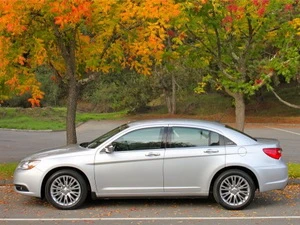 2011 Chrysler 200. (Nguồn: worldcarcollections.com)