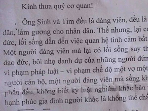 Đơn tố cáo hành vi sai trái của ông Nguyễn Quang Sinh. (Ảnh: Hoàng Tiến/Vietnam+) 