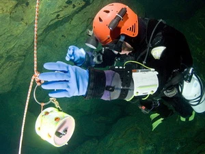 Một thợ lặn Australia ở dưới hang động Pearse Resurgence. (Nguồn: stuff.co.nz)