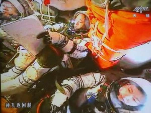 Tàu vũ trụ Thần Châu 9 chở 3 phi hành gia đã trở về Trái Đất. (Nguồn: THX/TTXVN)