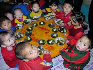 Khẩu phần ăn của các bé Triều Tiên có gạo do Chương trình lương thực thế giới của LHQ tài trợ. (Nguồn: AFP/TTXVN)