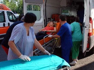 Nhân viên y tế Bulgaria chuyển người bị thương đến bệnh viện sau vụ tấn công tại sân bay Bourgas ngày 18/7. (Nguồn: AFP/TTXVN)