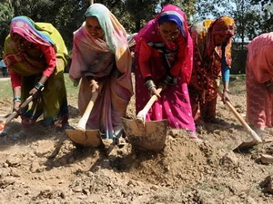 Phụ nữ lao động tại một công trình xây dựng. (Nguồn: AFP)