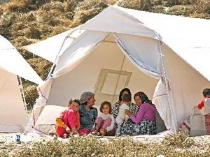 Người dân ở tạm trong lều bạt sau khi bị mất nhà cửa trong trận động đất ở Ahar, Tây Bắc Iran ngày 13/8. (Nguồn: THX/TTXVN)