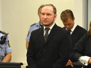 Nghi phạm Anders Behring Breivik nghe tòa tuyên án tại Oslo ngày 24/8. (Nguồn: AFP/TTXVN)