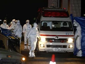 Chuyển hai công nhân bị phơi nhiễm phóng xạ tới bệnh viện ngày 24/3/2011. (Nguồn: AFP/ TTXVN)