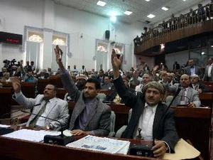 Các thành viên Quốc hội Yemen biểu quyết thông qua luật miễn truy tố cho9 Tổng thống Saleh hồi tháng Mộ̣t năm nay. (Nguồn: AFP/TTXVN)