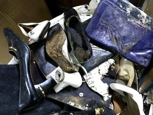 Túi và giày của bà Marcos bị hỏng tại Bảo tàng quốc gia Manila. (Nguồn: AP)
