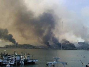 Khói bốc lên tại đảo Yeonpyeong khi Triều Tiên bất ngờ nã pháo vào đảo này năm 2010. Ảnh minh họa. (Nguồn: huffingtonpost.com)