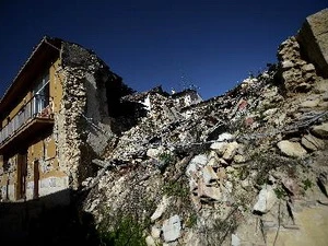 Cảnh đổ nát sau trận động đất năm 2009 ở làng Onna thuộc L'Aquila. (Nguồn: AFP/TTXVN)
