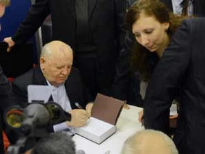 Ông Gorbachev ký tặng sách hôm ra mắt cuốn tự truyện (13/11). (Nguồn: AFP)