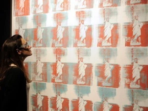 Khách tham quan chiêm ngưỡng bức tranh "Statue of Liberty" của họa sỹ Andy Warhol. (Nguồn: france24) 