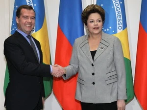 Thủ tướng Nga Dmitry Medvedev (trái) có cuộc gặp với Tổng thống Brazil Dilma Rousseff. (Nguồn: AFP/TTXVN)