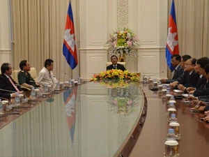 Thủ tướng Hun Sen tiếp đại diện các nhà đầu tư Việt Nam tại Campuchia. (Ảnh: Trần Chí Hùng/Vietnam+)