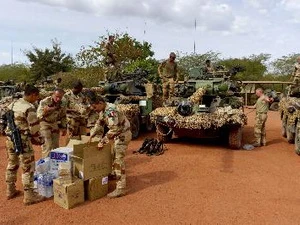 Các binh sỹ Pháp chuẩn bị rời căn cứ Mopti, Mali ngày 25/1. (Nguồn: AFP/TTXVN )
