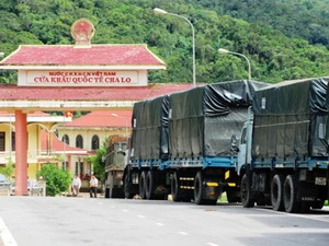 Phương tiện làm thủ tục nhập khẩu vào Việt Nam qua cửa khẩu quốc tế Cha Lo. (Nguồn: baoquangbinh.vn)
