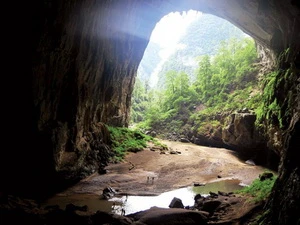 Hành trình trekking thú vị đến hang Én ở Phong Nha