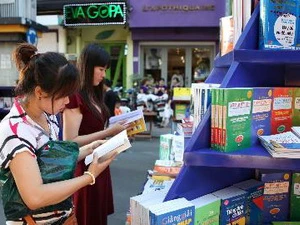 Khách tham quan gian hàng sách tại lễ hội Đường sách 2012. (Ảnh: Ưuang Nhựt/TTXVN)