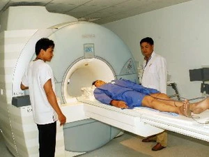 Đưa vào hoạt động máy chụp cộng hưởng từ tại Bệnh viện Phụ nữ Đà Nẵng hồi tháng 4/2009. (Ảnh: Vũ Công Điền/TTXVN)