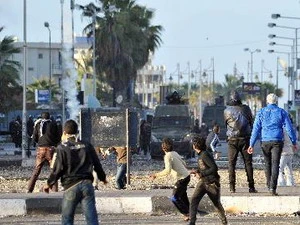 Người biểu tình xung đột với cảnh sát ở Port Said ngày 5/3. (Nguồn: AFP/TTXVN)