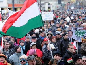 Người dân Hungary tập trung biểu tình tại quảng trường Calvin ở Budapest. (Nguồn: AFP/TTXVN)
