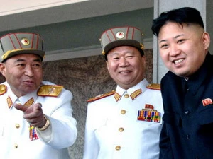 Ông Kim Jong Un cùng các cộng sự trong buổi diễu hành của quân đội nước này tại Quảng trường Kim Nhật Thành ngày 15/4/2012. (Nguồn: AP) 