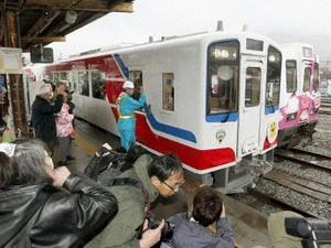 Tuyến Minami Riasu trong chuyến đi đầu tiên sau hơn hai năm đóng cửa. (Nguồn: Kyodo)