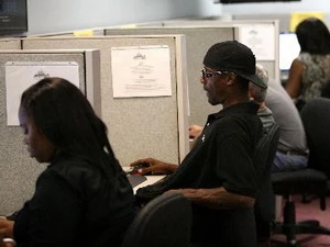 Người dân dùng máy tính tìm việc làm trên mạng Internet tại California. (Nguồn: AFP/TTXVN)