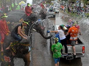 Người dân Thái Lan cưỡi voi và khách du lịch nước ngoài té nước mừng Tết Songkran tại Ayutthaya ngày 12/4 . (Nguồn: AFP/TTXVN)