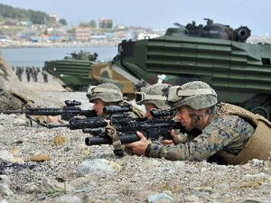 Lính thủy đánh bộ Mỹ và Hàn Quốc tham gia tập trận hôm 26/4. (Nguồn: AFP/TTXVN)