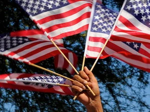Những lá cờ Mỹ được giương cao trong cuộc biểu tình về việc cải cách chế độ nhập cư ở Phoenix, Arizona năm 2010. (Nguồn: Flickr)