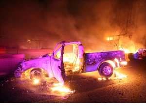 Những chiếc ôtô bốc cháy do nổ xe bồn trên đường cao tốc ở Ecatepec gần Mexico City ngày 7/5. (Nguồn: Getty Images)