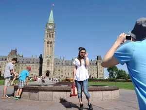 Khách du lịch Nhật Bản chụp ảnh kỷ niệm khi tới thăm Parliament Hill ở Ottawa. (Nguồn: Canada Press)