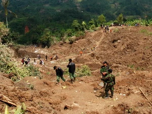 Tìm kiếm và cứu trợ các nạn nhân vụ lở đất ở Cililin, Indonesia hồi tháng Ba vừa qua. (Nguồn: AFP/TTXVN)