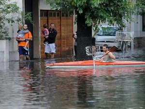 Cảnh ngập lụt tại một khu vực sau khi cơn bão tràn qua, ở Tolosa, La Plata, Argentina. (Nguồn: THX/TTXVN)