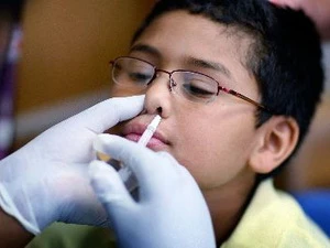 Xịt vắcxin phòng cúm H1N1 cho học sinh tiểu học. (Nguồn: AFP/TTXVN)