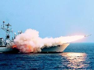 Tàu khu trục Ấn Độ bắn thử tên lửa BrahMos. (Ảnh: brahmos.com)