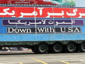 Một chiếc xe tải trên đường phố Tehran với biểu ngữ chống Mỹ. (Ảnh: edition.cnn.com)
