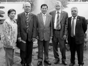 Chủ tịch nước Nguyễn Minh Triết gặp các cựu du kích Venezuela tháng 4/2009, bên trái Chủ tịch là ông Luis Correa. (Nguồn: Báo Tin Tức)