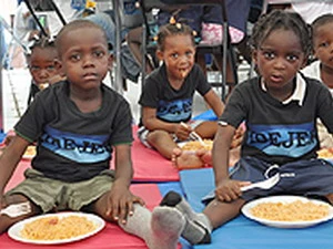  Trẻ em Haiti được phân phát thức ăn. (Nguồn: unicef.org)
